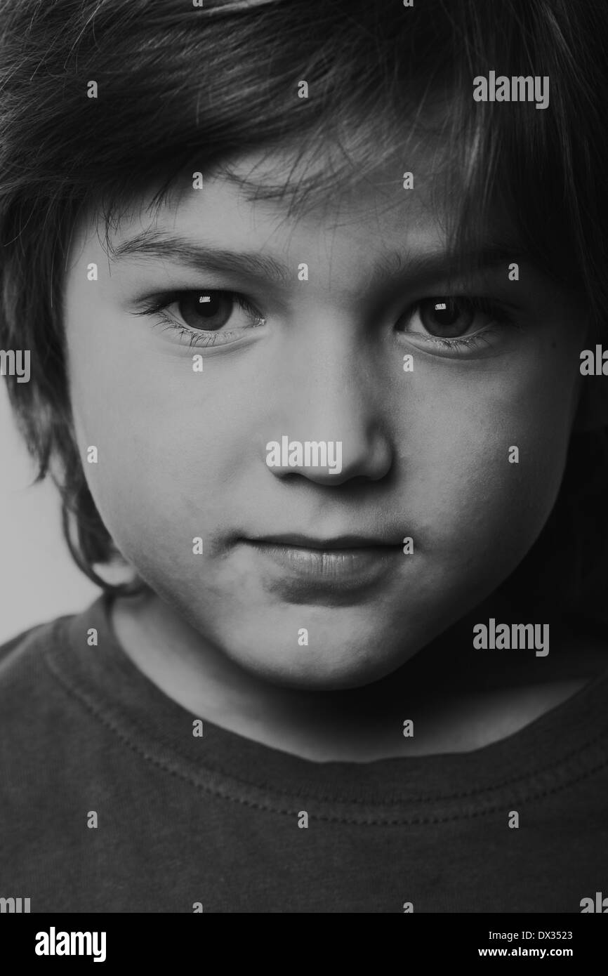 Schwarz-weiß-Porträt eines vier Jahre alten Jungen Stockfoto