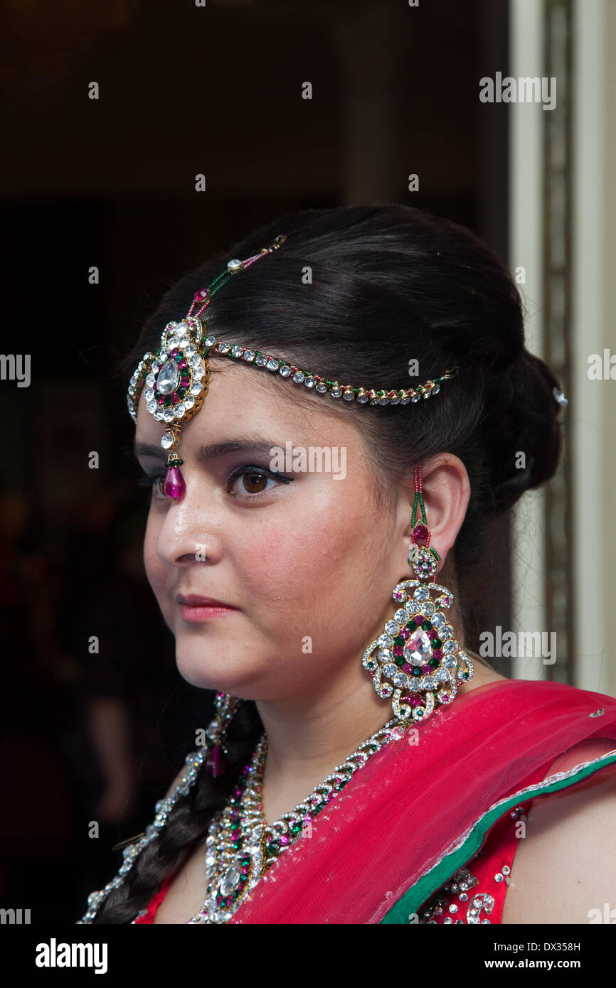 Blackpool 17. März 2014. Nazreen Modellierung einer asiatischen Hochzeitskleid auf den Wintergardens Friseurwettbewerb.  Haare & Schönheit NW ist im Nordwesten des längsten laufen große Haar- und Beauty-Event, ein Ort für spannende Wettbewerbe gehalten durch die nationale Haar Federation (N.H.F). Die nationalen Friseure Föderation ist eine Handelsgruppe Branche Friseur Salon Eigentümer im Vereinigten Königreich vertreten.  © Mar Photographics/Alamy Live Stockfoto