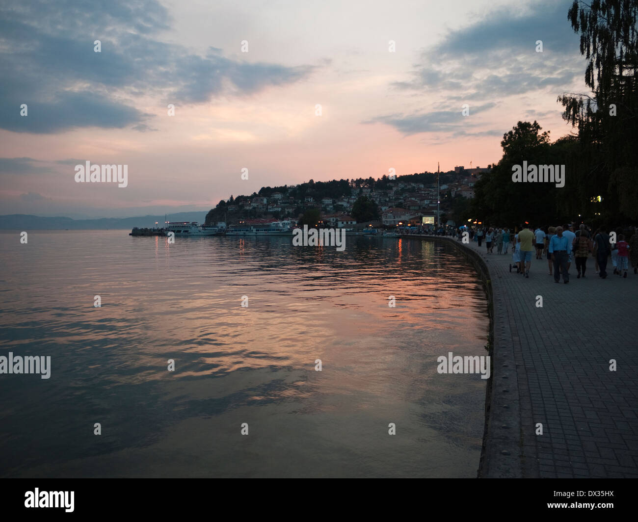 Ohrid Hafen bei Sonnenuntergang. UNESCO-geschützte Stadt & See von Ohrid, Mazedonien Stockfoto