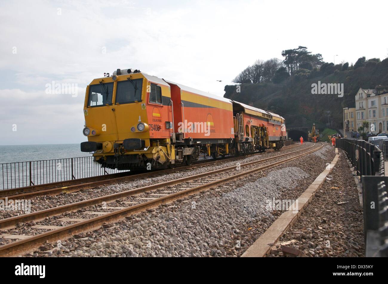 Dawlish, UK. 17. März 2014. Ein Werk zu trainieren auf dem Gelände in Dawlish wo Reparaturen an der Sturm beschädigt Hauptstrecke Eisenbahn sind bis April abgeschlossen werden 4 Credit: Rob Cousins/Alamy Live News Stockfoto