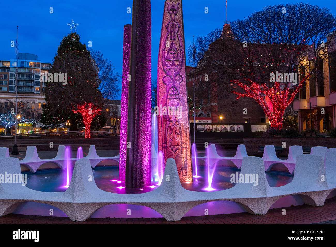 Centennial Square Brunnen beleuchtet für Weihnachten Jahreszeit.-Victoria, British Columbia, Kanada. Stockfoto