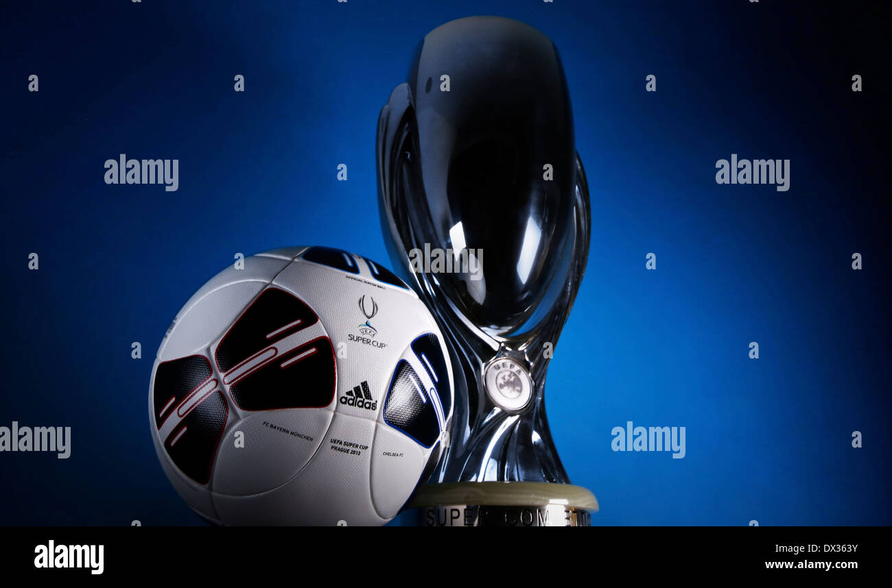 Offizieller Spielball und den UEFA Super Cup-Trophäe Stockfoto