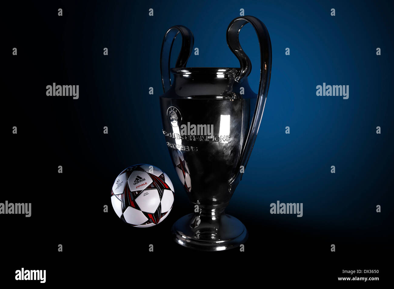 Offizieller Spielball "Finale" und der UEFA-Champions-League-Trophäe Stockfoto
