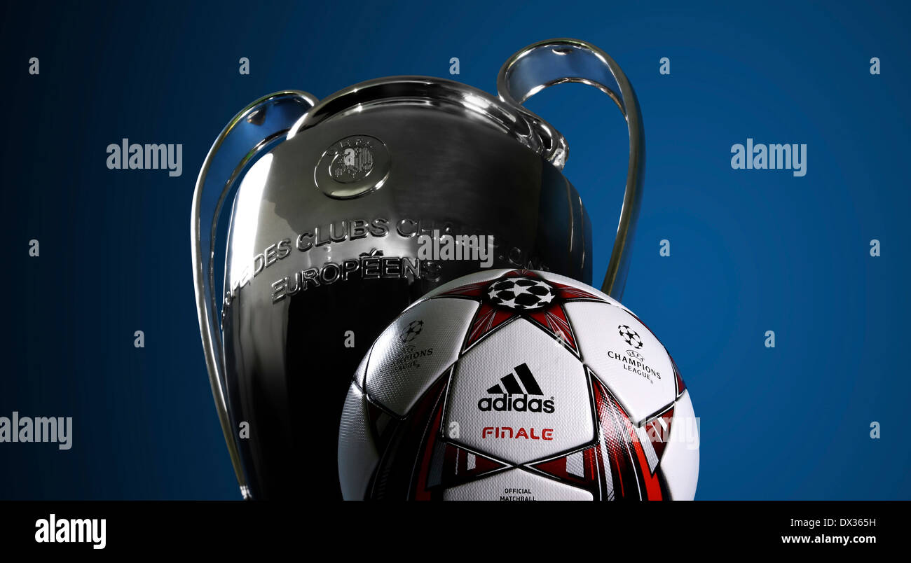 Offizieller Spielball "Finale" und der UEFA-Champions-League-Trophäe Stockfoto