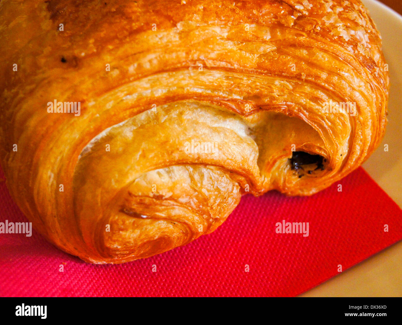 Pain au Chocolat, Schokolade Croissant, in einer französischen Patisserie, Bakers Fenster. Stockfoto