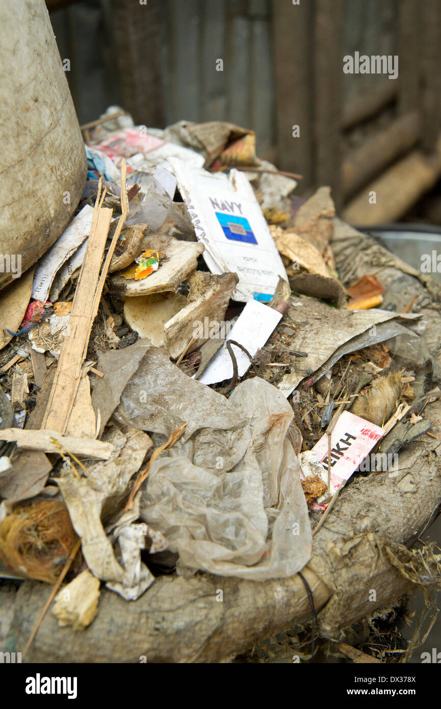 Dhaka, Bangladesch. 26. Februar 2014. 26. Februar 2014, kombinieren Dhaka, Bangladesch - Trash, menschliche Abfälle und Schadstoffe, um die verstopften Kallyanpur Slum in Dhaka, Bangladesh, einer der wenigsten gesunden Gegenden der Stadt. © David Snyder/ZUMAPRESS.com/Alamy Live-Nachrichten Stockfoto