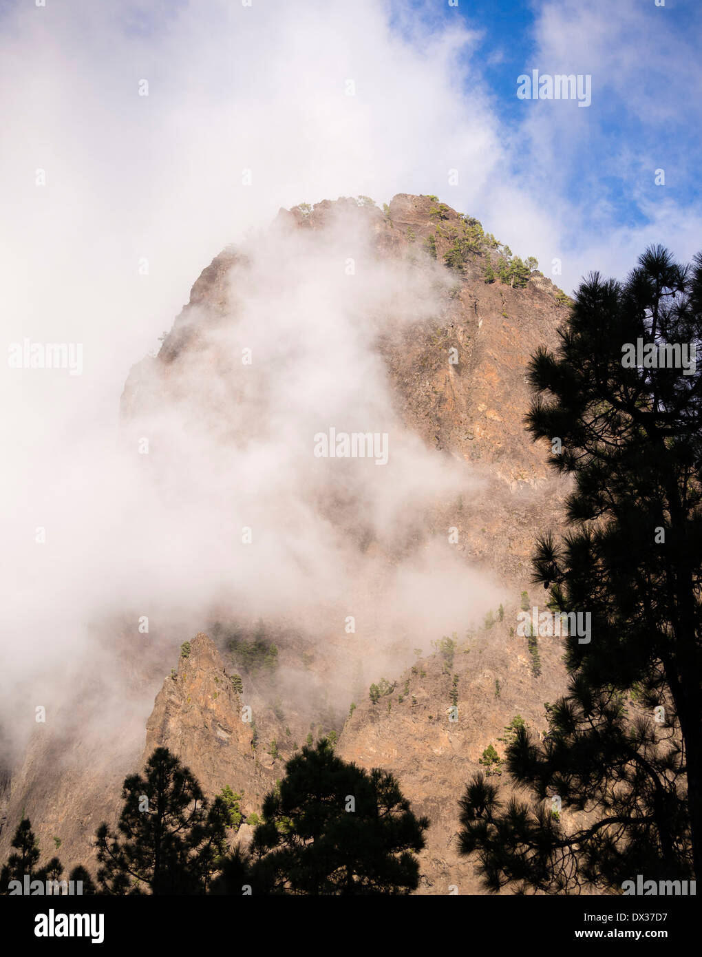 Wolken schweben vor der Punta de Los Roques-Berg im Nationalpark Caldera de Taburiente. Stockfoto