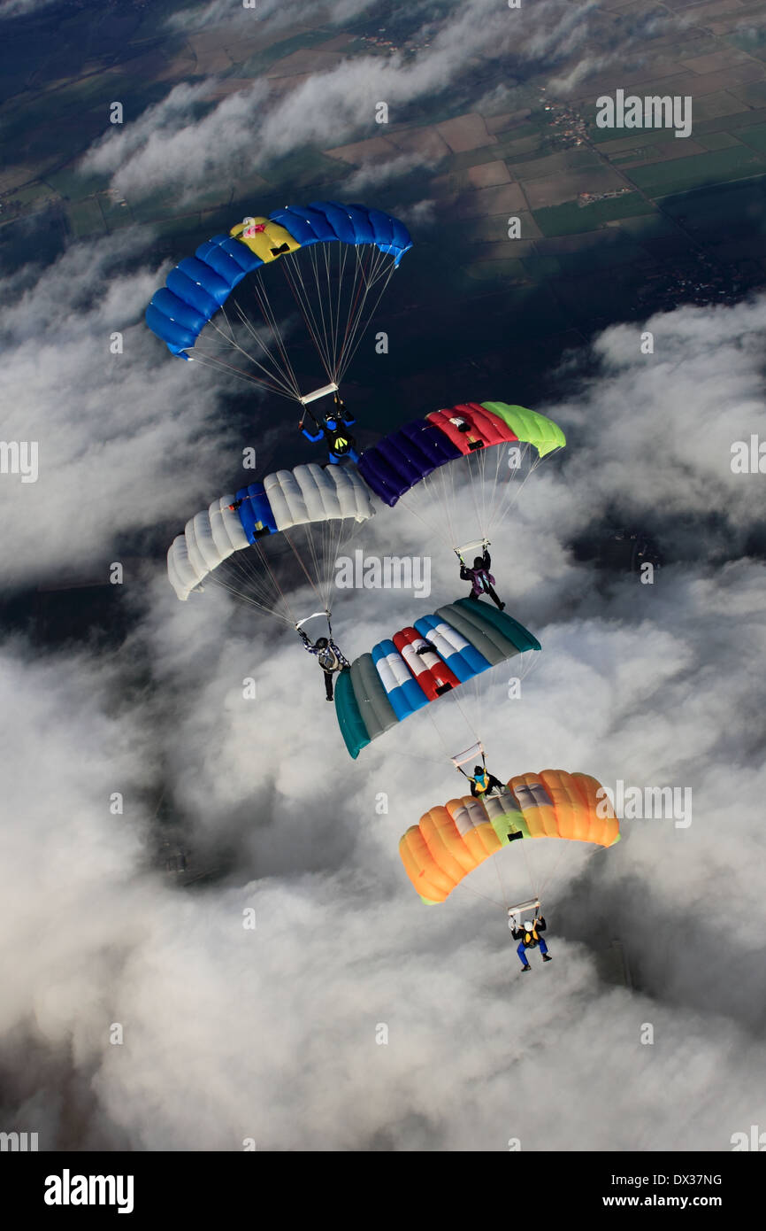 5 Fallschirmspringer in einer Formation, Baldachin Stockfoto