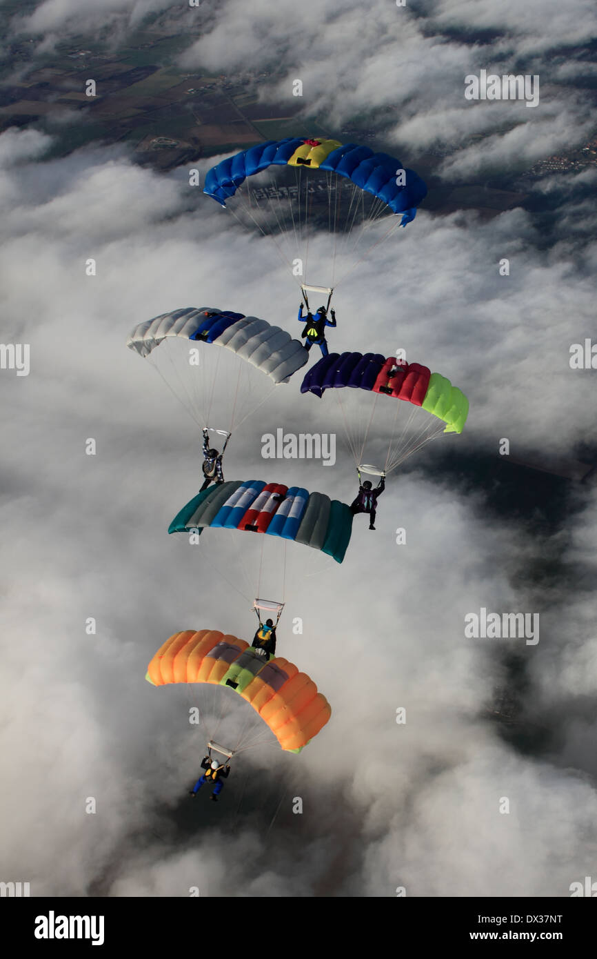 5 Fallschirmspringer in einer Formation, Baldachin Stockfoto