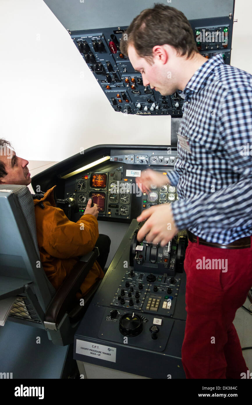 Student in CPT / Mock-up Cockpit Verfahren Trainer bei der VLOC / flämischen Aviation training Center in Ostende, Belgien Stockfoto