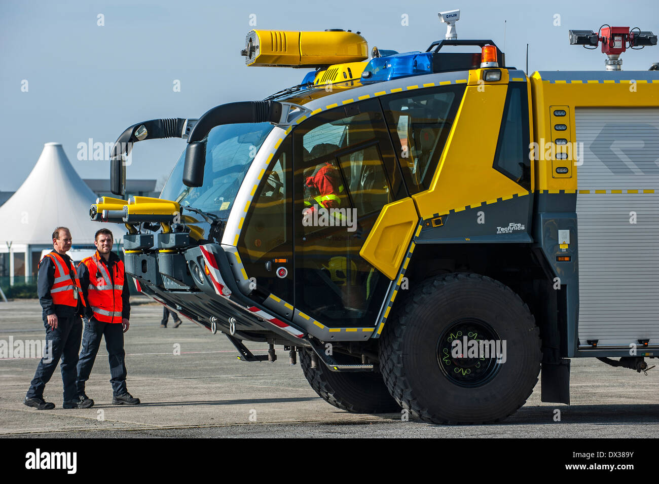 Feuerwehrleute und Flughafen Absturz Ausschreibung Rosenbauer Panther CA-5 6 × 6 auf dem Flugplatz von Ostende, Belgien Stockfoto
