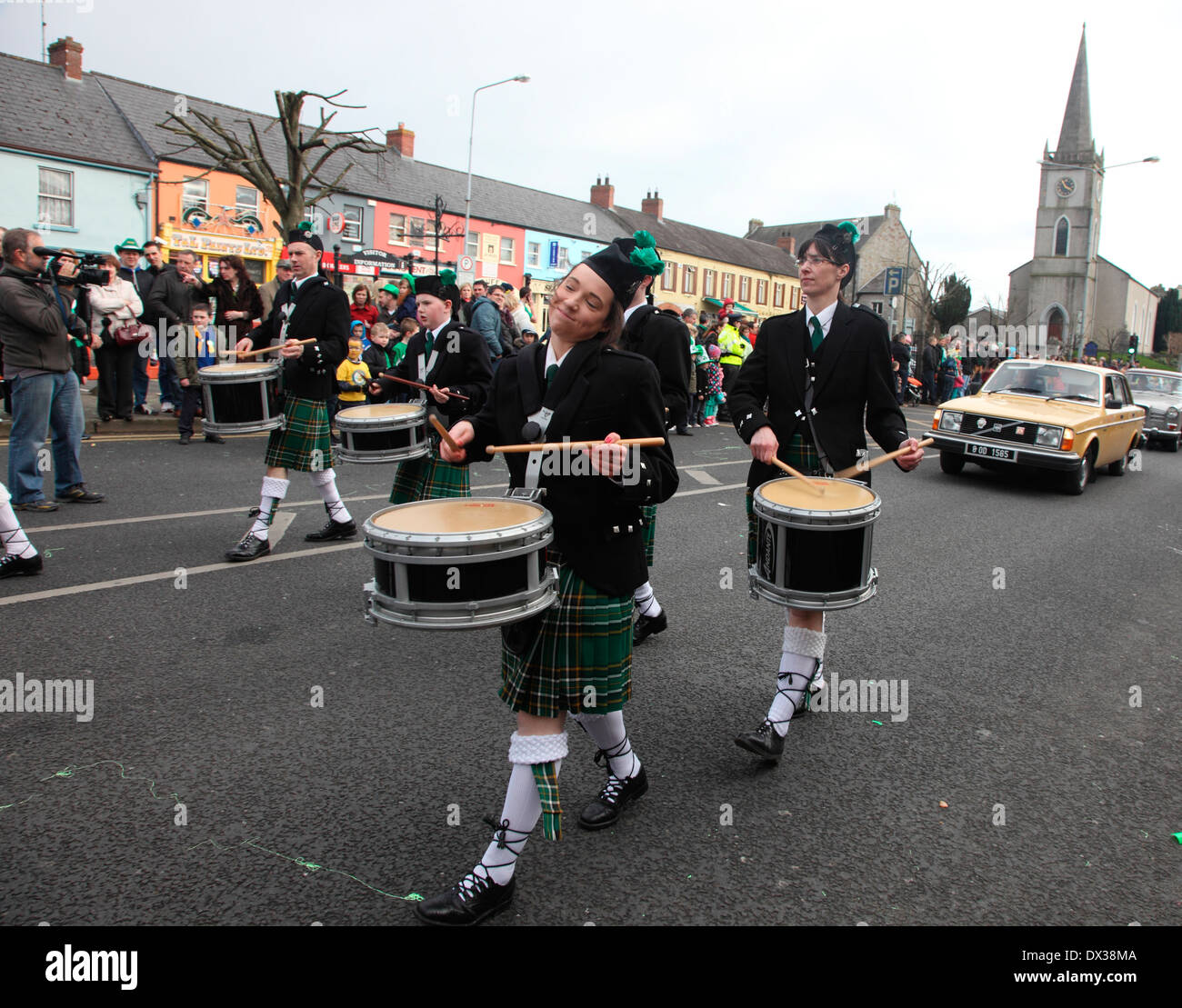 Mädchen-Schlagzeuger in der Corduff Rohr Bank in der St. Patricks Day Parade in Carrickmacross County Monaghan, Irland Stockfoto