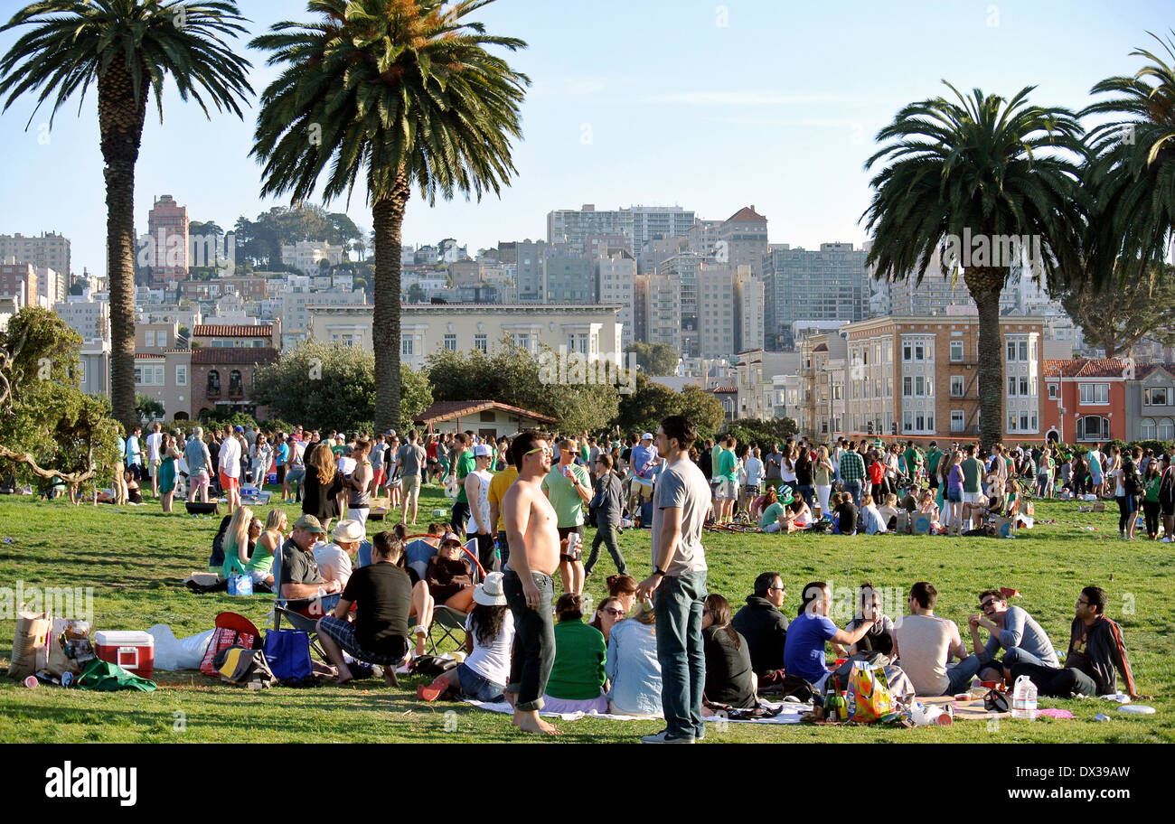 Menge von Menschen versammeln sich am Fort Mason zu feiern St. Patricks day Stockfoto