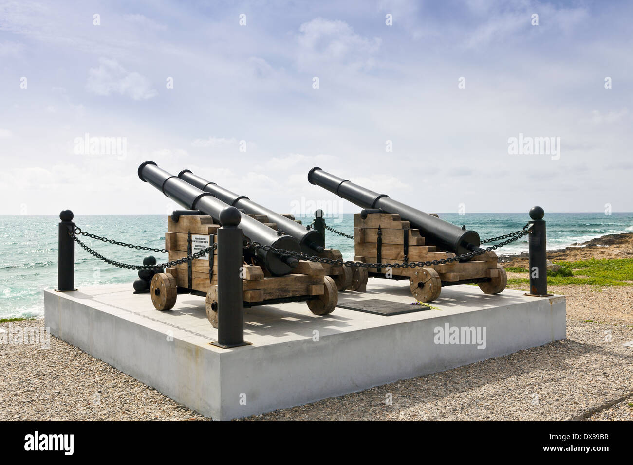 Historische Waffen am Hafen von Paphos, Zypern mit Blick aufs Meer. Stockfoto