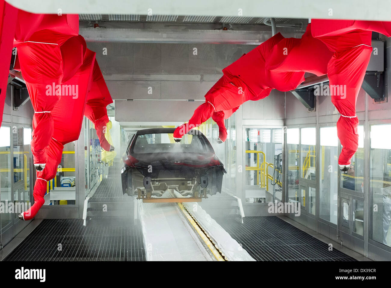 Roboter Lackieren eine Karosserie in der Lackiererei im Montagewerk für  Chrysler Sterling Heights Stockfotografie - Alamy