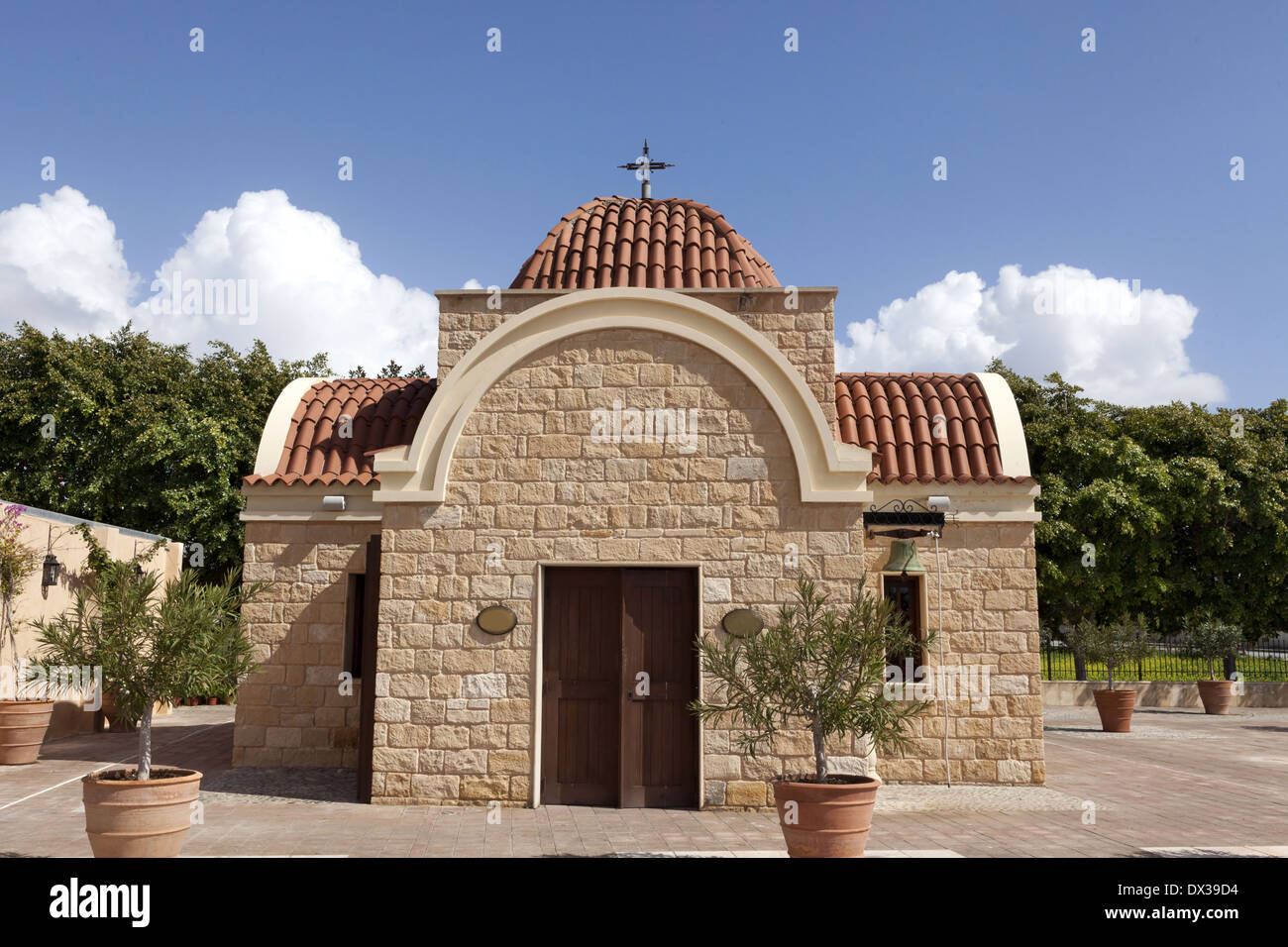 Kleine private Kapelle mit Ziegeldach. Stockfoto