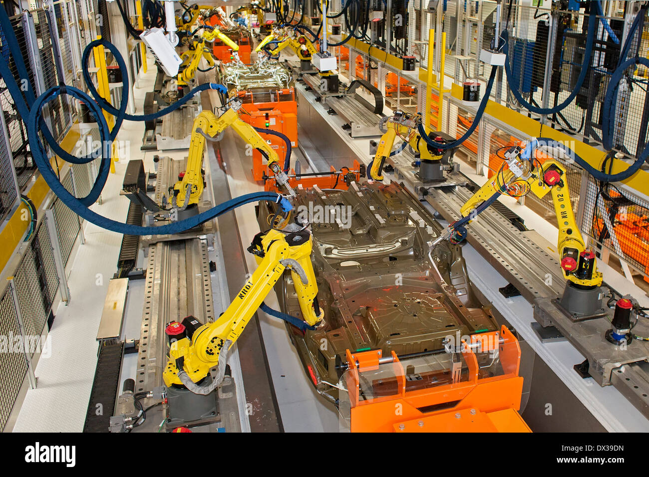 Roboter in der Unterboden versiegeln und Unterboden Beschichtung Station der Lackiererei im Montagewerk für Chrysler Sterling Heights. Stockfoto