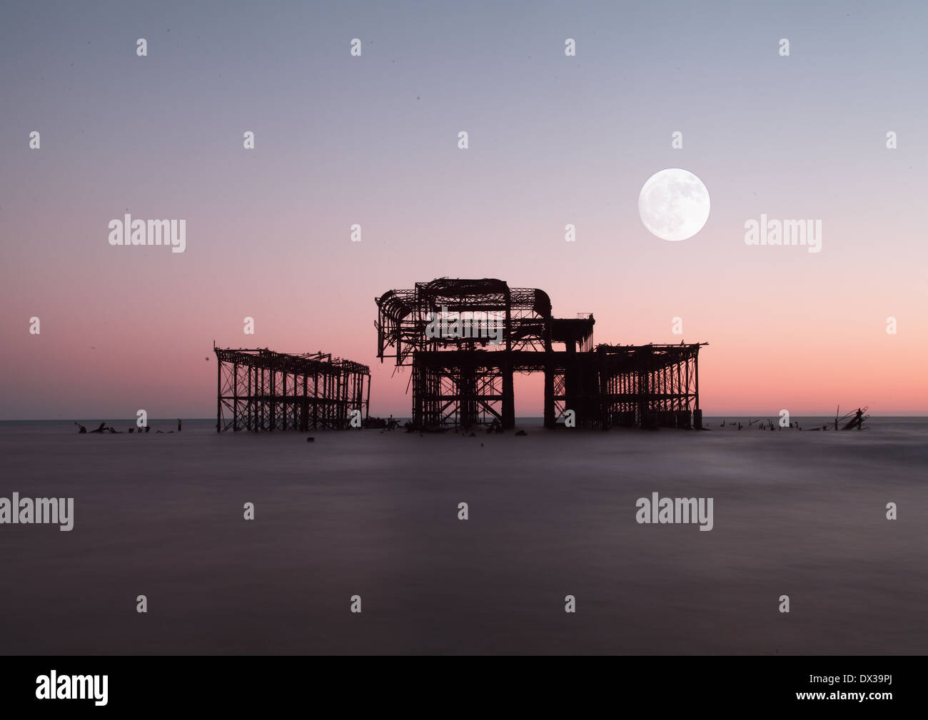 Brightons ill-fated West Pier bei Sonnenuntergang Stockfoto