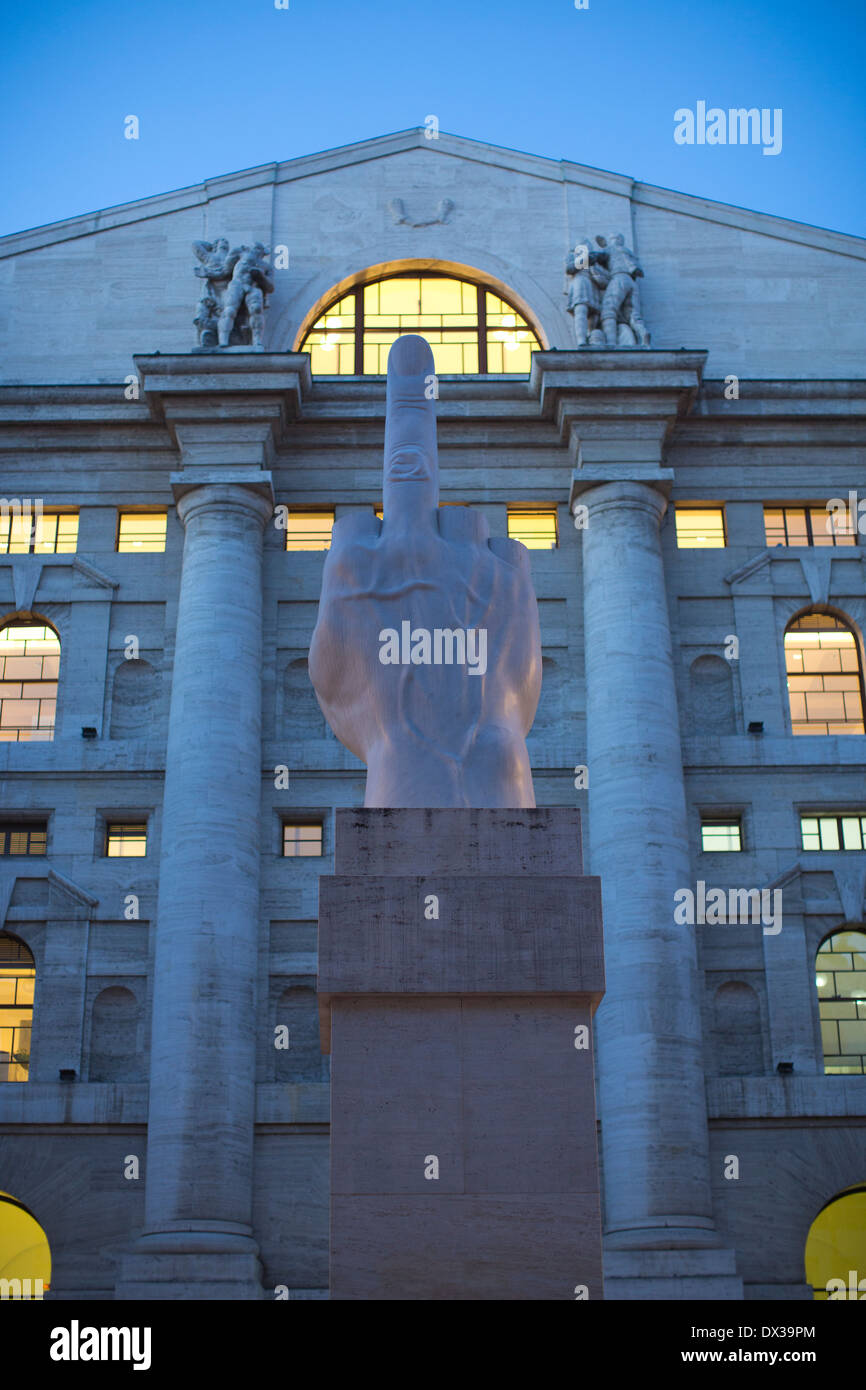 L.O.V.E Skulptur auch bekannt als The Mittelfinger von Maurizio Cattelan, in der Piazza d'Affari außerhalb der Mailänder Börse Stockfoto