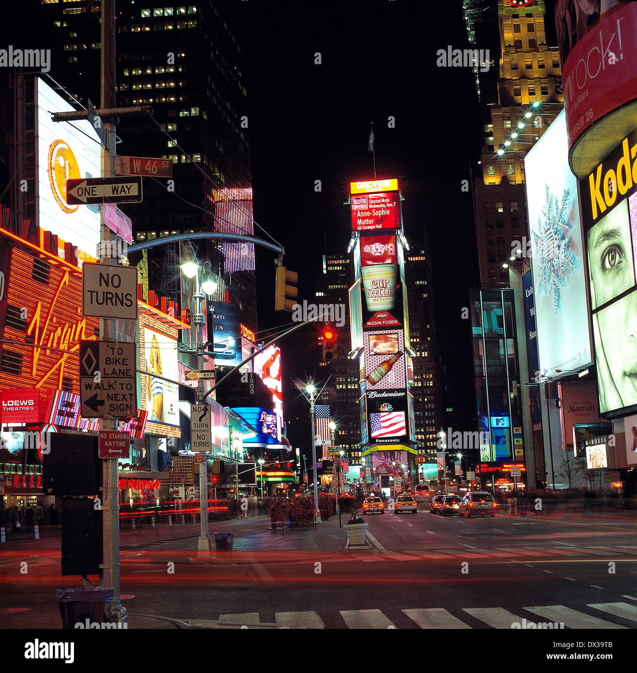 Lichter am Broadway und Times Square bei Nacht in Midtown Manhattan, New York City, New York, USA Stockfoto