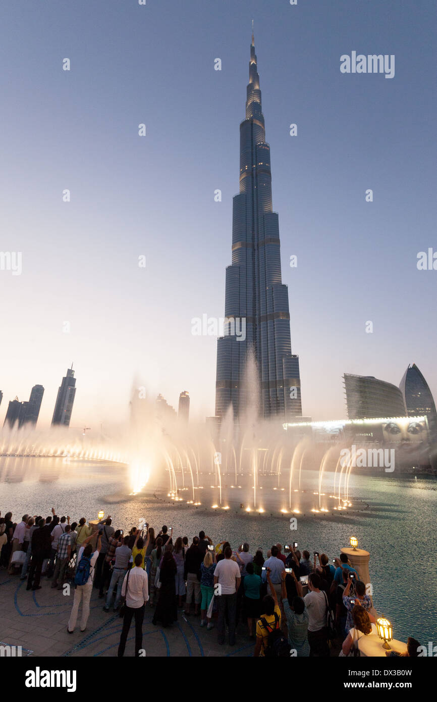 Dubai - Burj Khalifa und Dubai Brunnen bei Sonnenuntergang, See beim Dubai Mall, Vereinigte Arabische Emirate, Vereinigte Arabische Emirate, Naher Osten Stockfoto