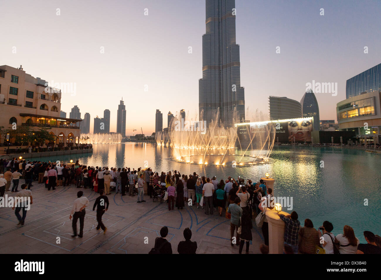 Dubai Fountain und den Burj Khalifa bei Sonnenuntergang, Dubai Mall und Brunnen, Vereinigte Arabische Emirate, Vereinigte Arabische Emirate, Naher Osten Stockfoto