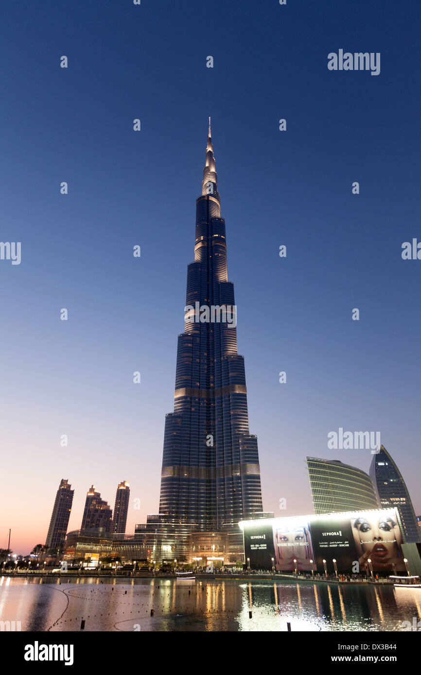 Burj Khalifa Gebäude und See in der Nacht, Dubai, Vereinigte Arabische Emirate, Vereinigte Arabische Emirate Naher Osten Stockfoto