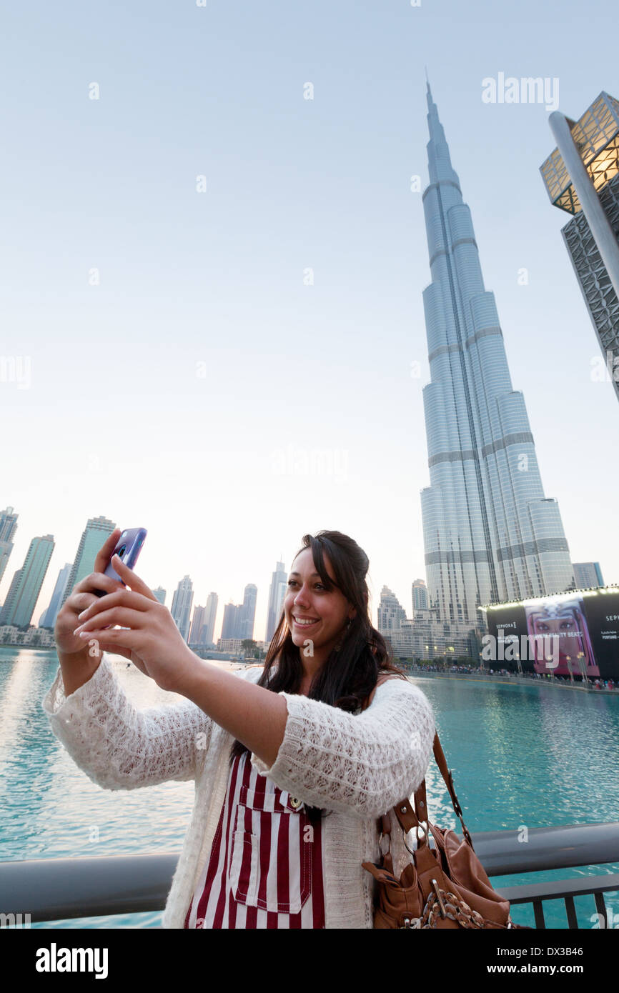 Frau Tourist unter einem Selfie im Urlaub auf den Burj Khalifa, das höchste Gebäude der Welt, Dubai, Vereinigte Arabische Emirate, Naher Osten Stockfoto
