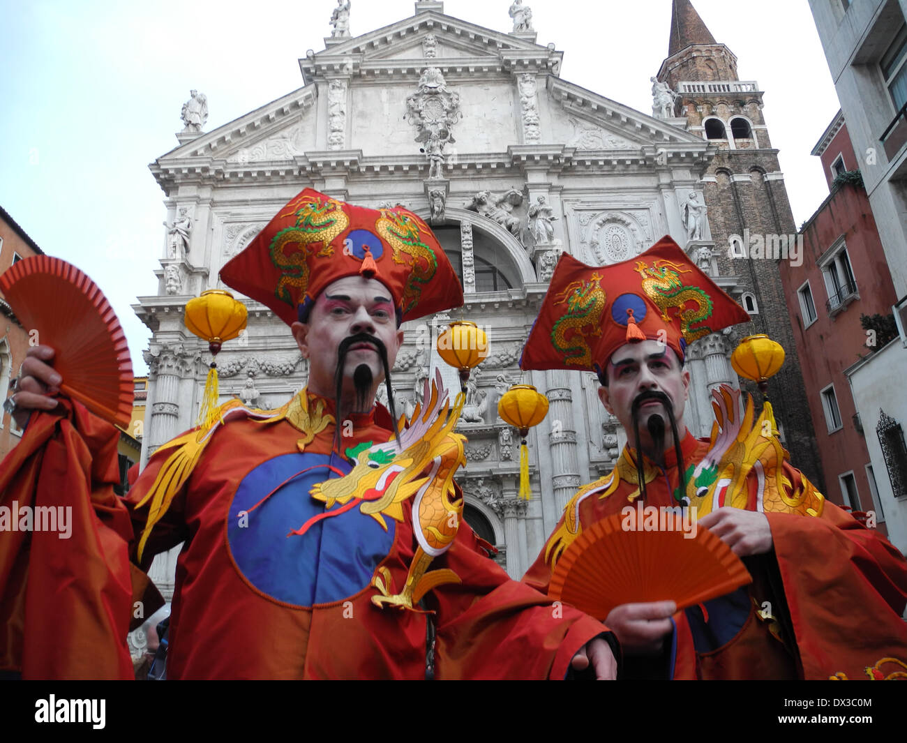 2 Männer gekleidet in chinesische Kostüm beim Karneval in Venedig Stockfoto
