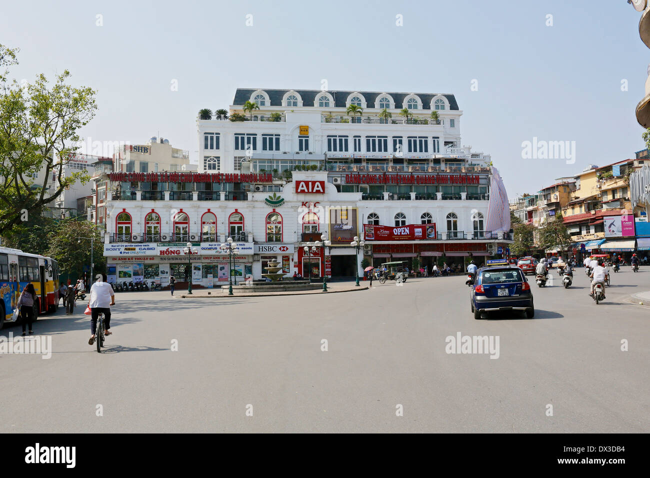 Modernen Konsumgütern, Fastfood-Restaurants, Cafés und Banken beginnen, auf Hanois Eingreifen Altstadt Stockfoto