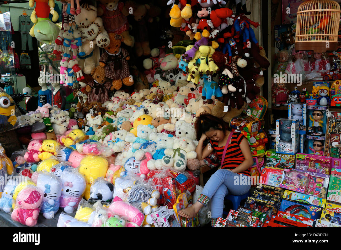 Straßenbild Hanoi. Shop Verkauf Kuscheltiere im alten Viertel Hanoi. Vietnam in Südostasien Stockfoto