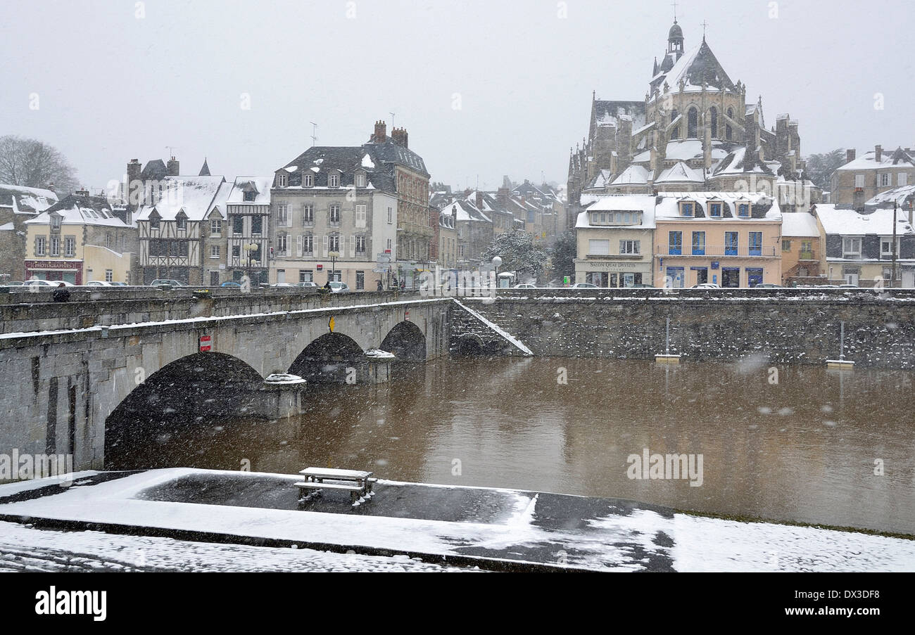 Stadt von Mayenne, die Burg und die Basilika "Notre Dame des Prières", in der Nähe des Flusses Mayenne, im Winter Schnee fällt. Stockfoto