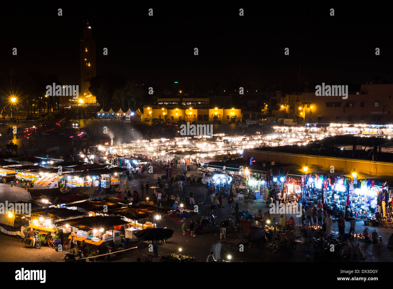 Markt der Djemaa el-Fna, Marrakesch, bei Nacht Stockfoto