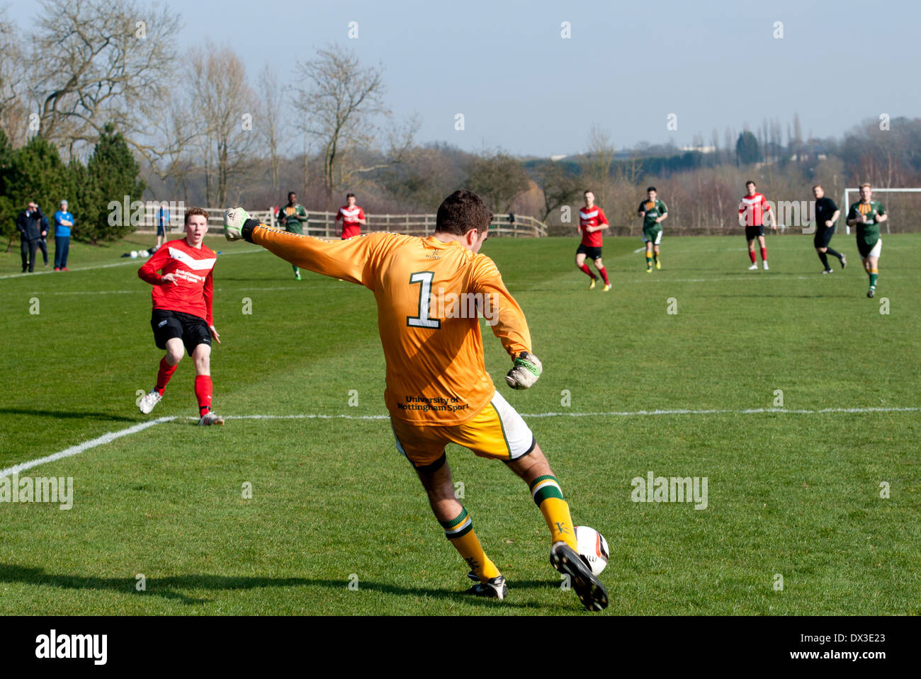 Hochschulsport. Männerfußball. Torhüter munter Ball. Stockfoto