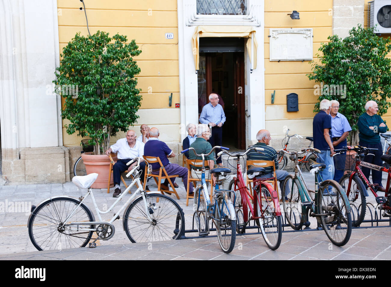 Alte Männer auf dem Platz am Squinzano, Apulien, Italien Stockfoto