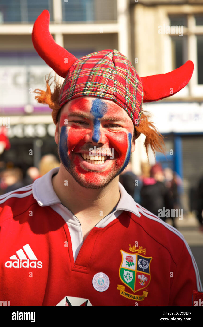 Rugby-Fans vor sechs Nationen Rugby-union-Spiel im Millennium Stadium Cardiff Wales Stockfoto