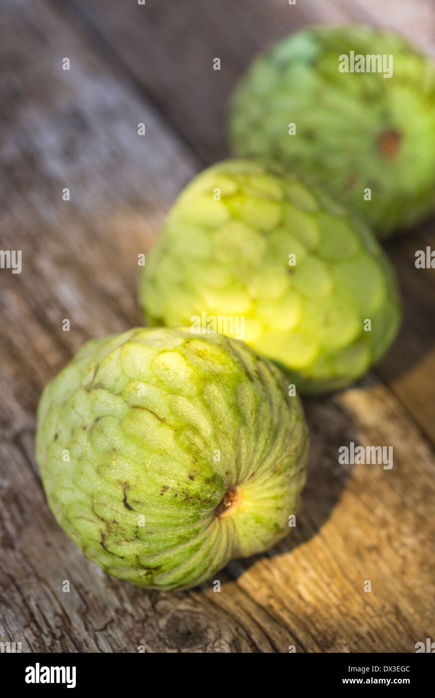 ganze Pudding Obst auf rustikalem Holzbrett Stockfoto