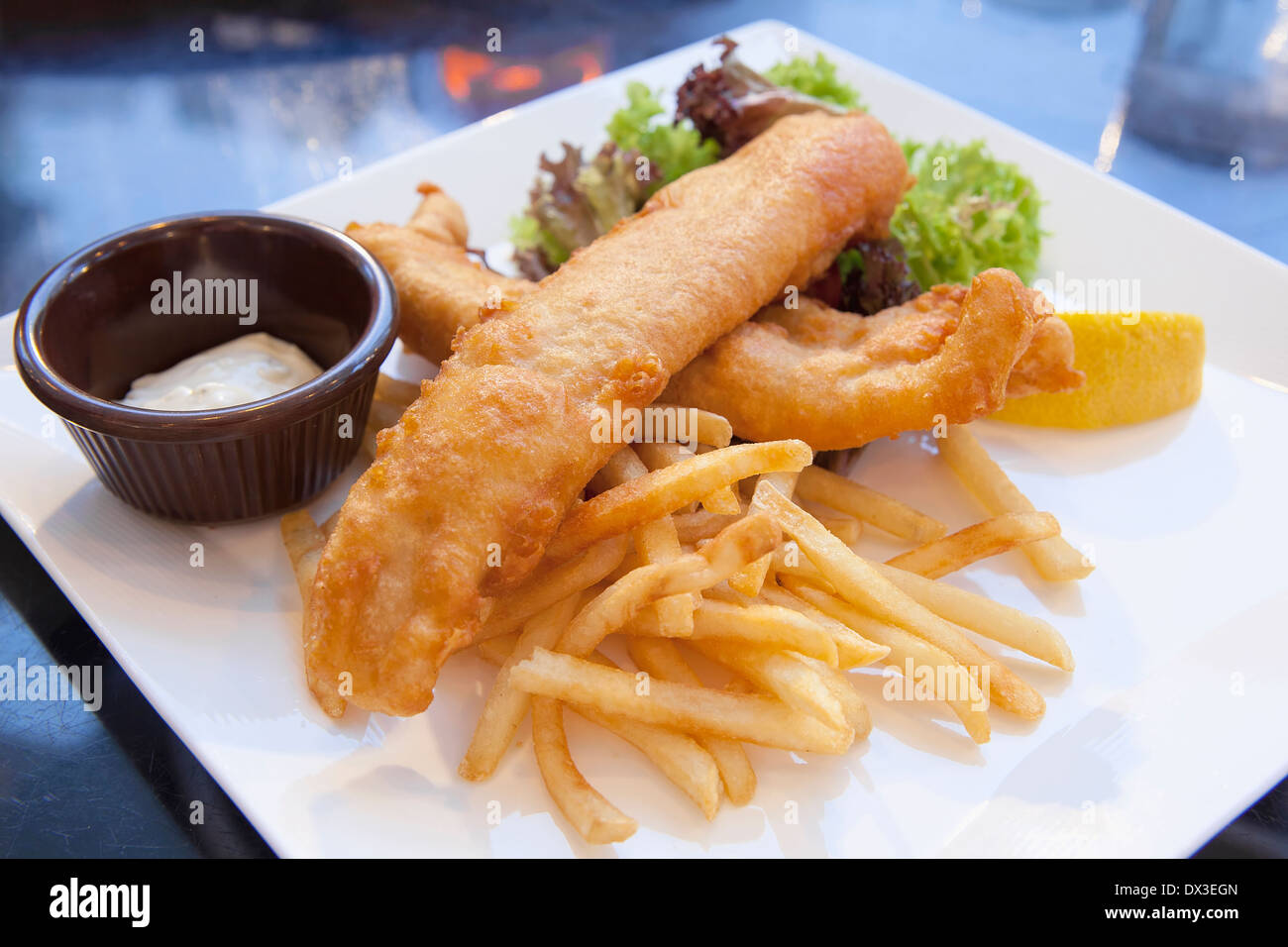 Fish And Chips auf Blattsalat mit Sauce Tartar Closeup Stockfoto