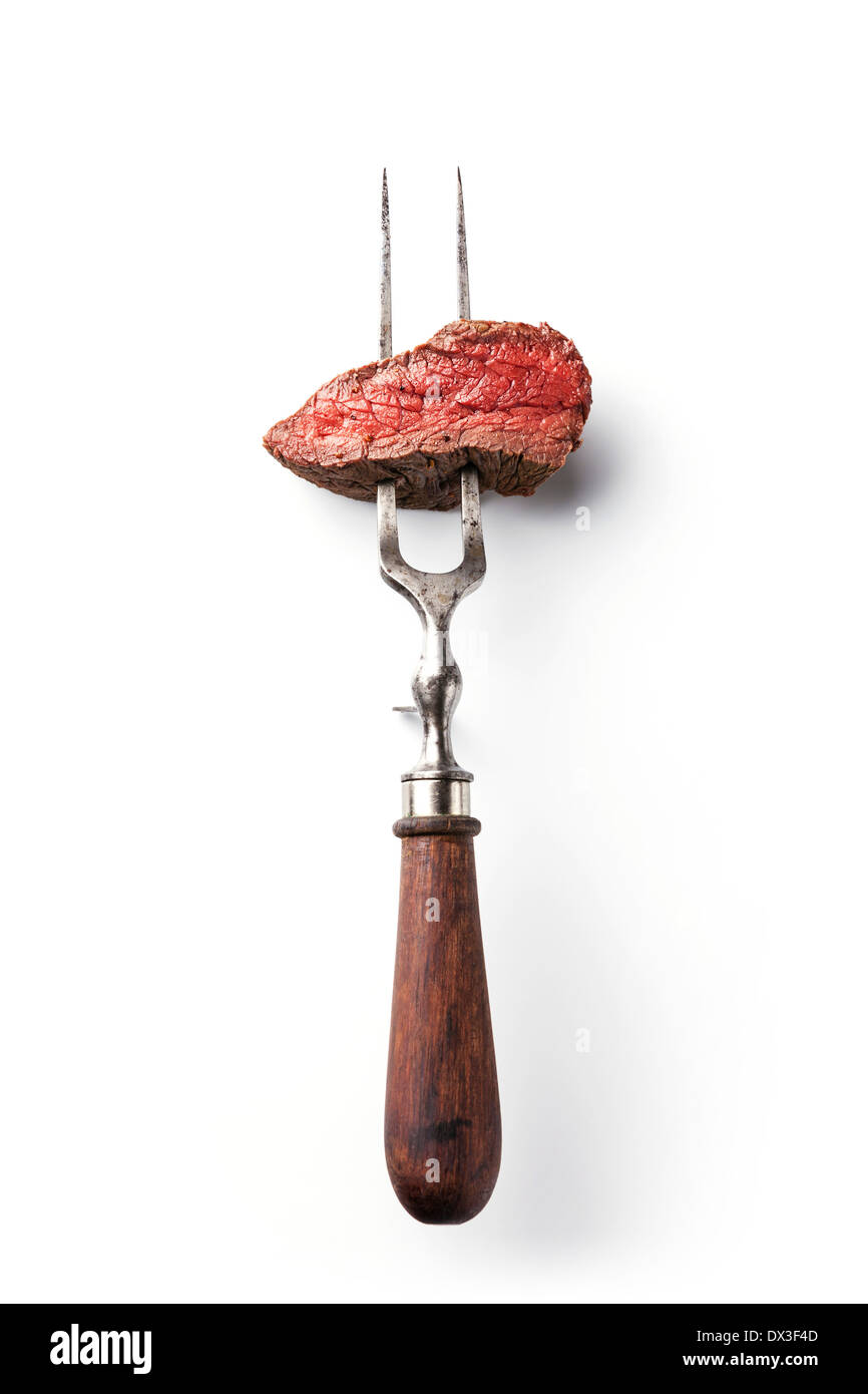 Stück Rindfleischsteak auf Fleischgabel auf weißem Hintergrund Stockfoto