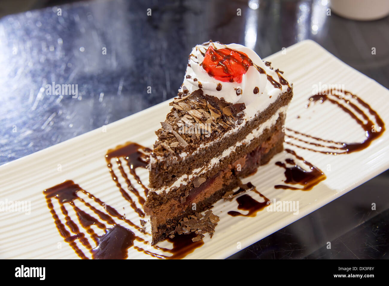 Schwarzwald Schokoladenkuchen Slice mit Schlagsahne und Cherry on Top Closeup Stockfoto