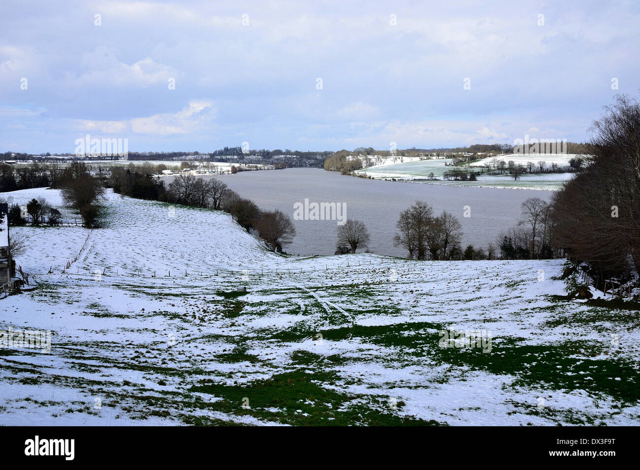 See in La Haie Traversaine, unter Schnee, See gespeist durch Flüsse Loire und Mayenne, im Winter (Mayenne, Pays de la Loire, Frankreich, Europa). Stockfoto