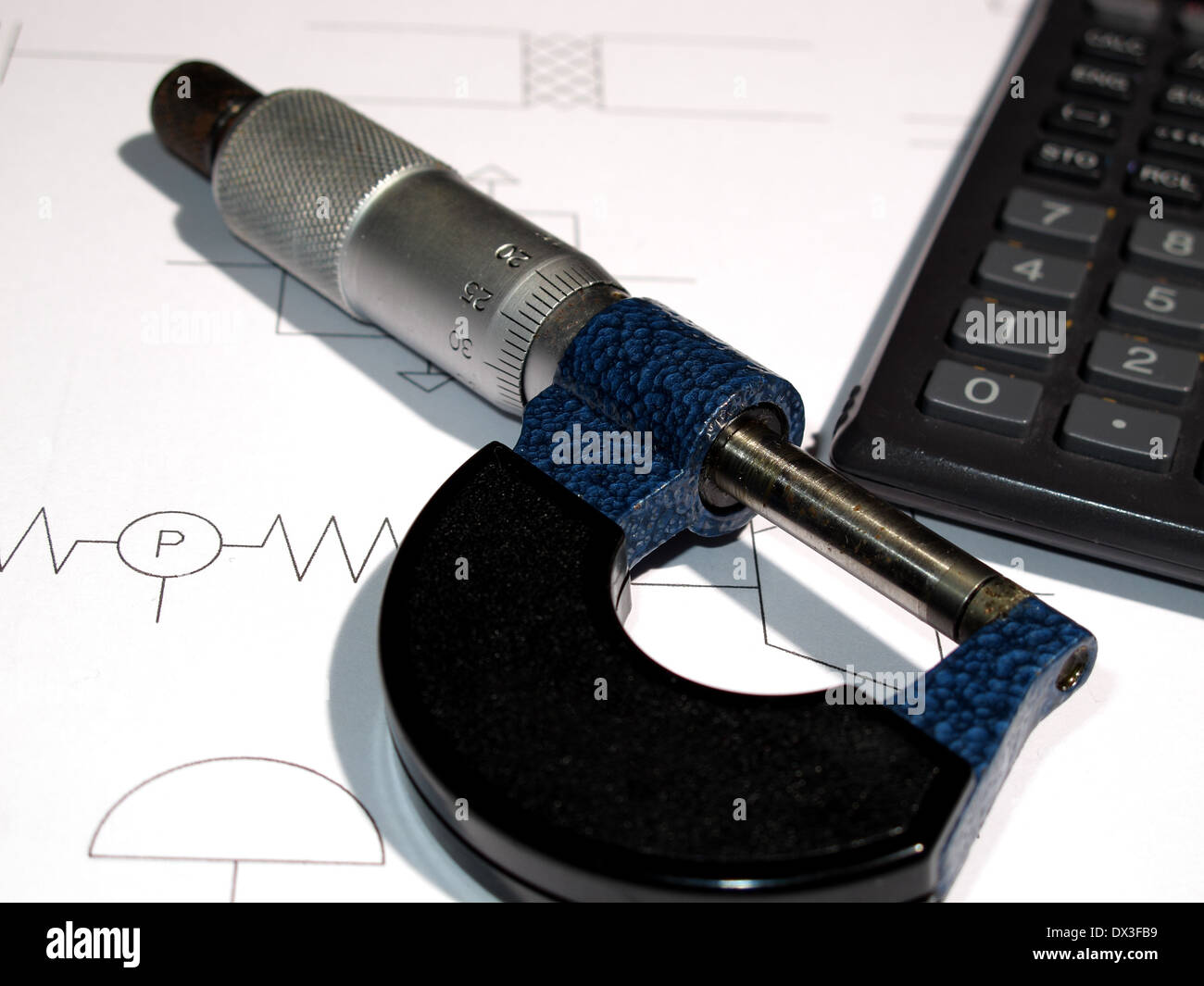 Ein Bild von einem Taschenrechner und einem Mikrometer für Feinmechanik Messungen Stockfoto