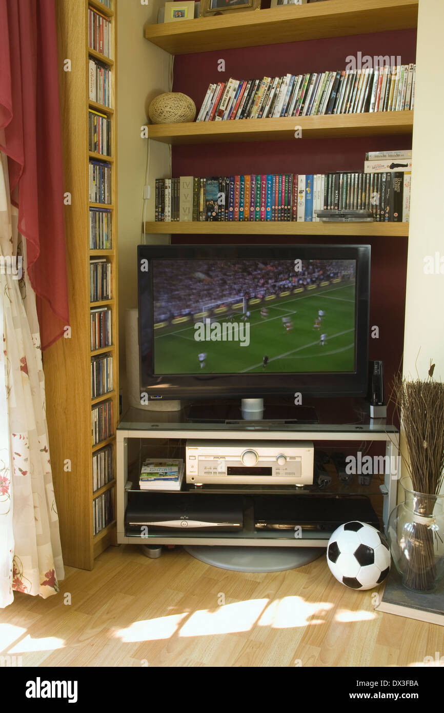 Fußballspiel im Fernsehen, in der Haupt-Wohnzimmer Stockfoto