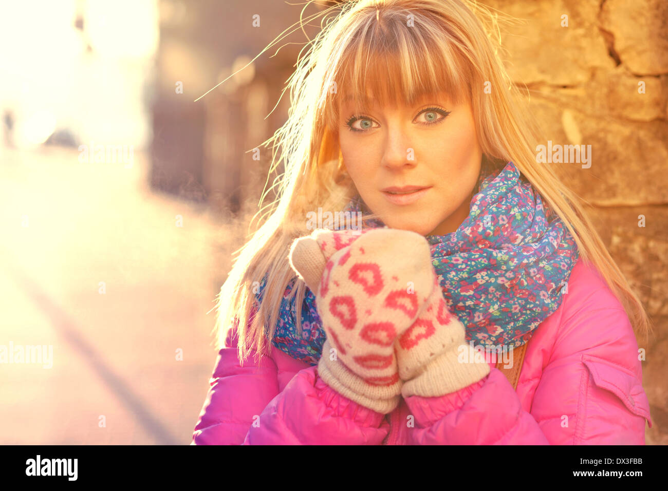 Frau, die ihre Hände in Handschuhe Stockfoto