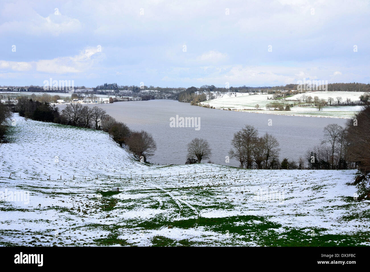 "La Haie Traversaine See" (oder: "See der Haute Mayenne") unter dem Schnee, See gespeist von den Flüssen Varenne und Mayenne, im Winter, Norden M Stockfoto
