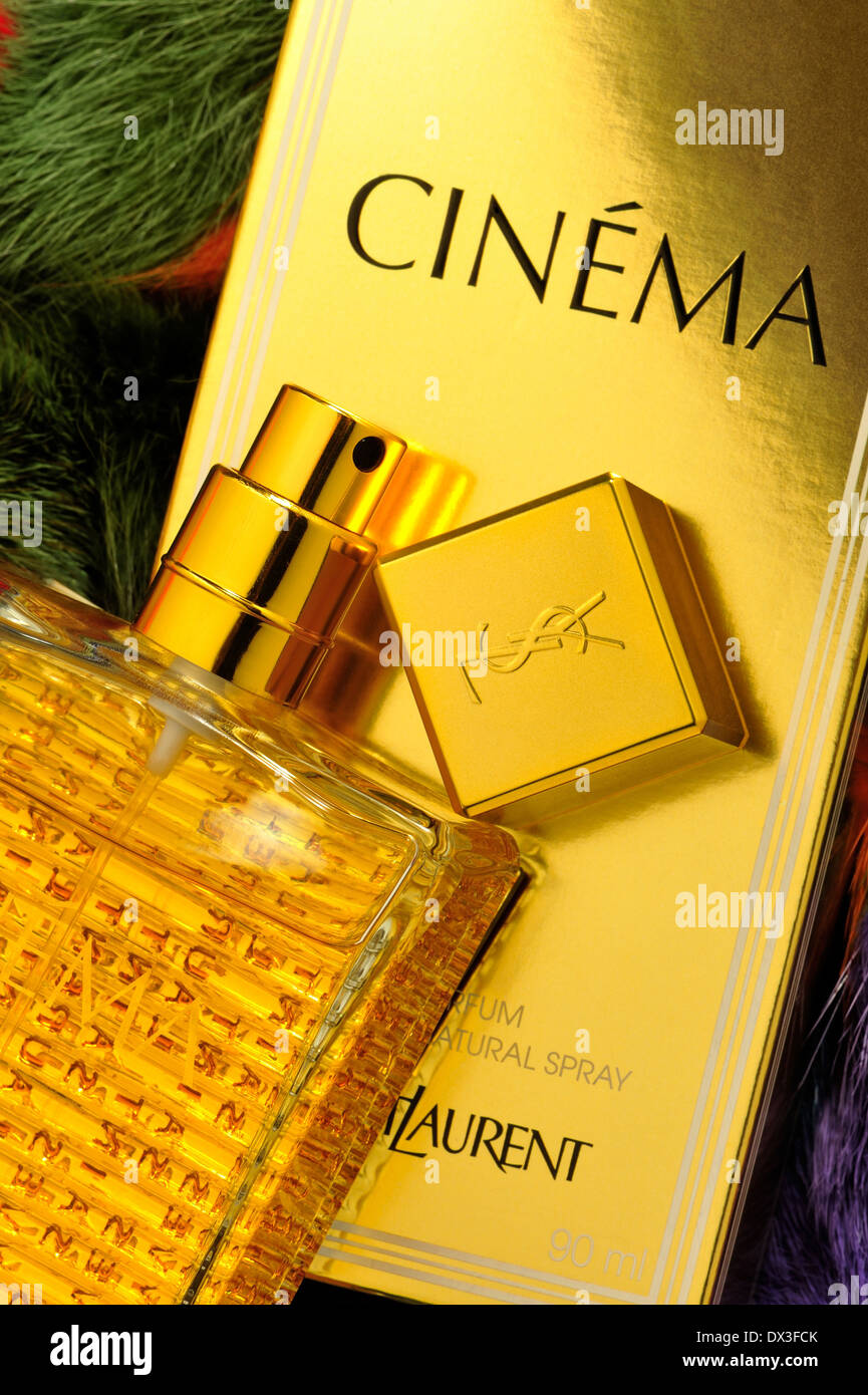 yves saint laurent, Parfum, Geruch, Flasche, Schachtel, Kino, Damenparfümflasche, Parfum hochwertige teure Luxusfrauen, Foto Kazimierz Jurewicz, Stockfoto