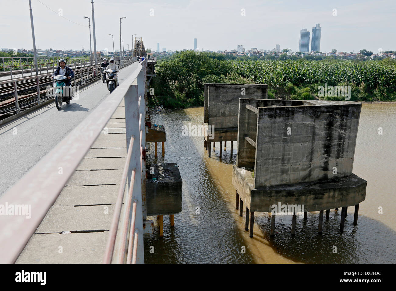 Beton-Strukturen schützen stützen auf der Long Bien-Brücke von Hochwasser. Hanoi, Vietnam, Südostasien Stockfoto