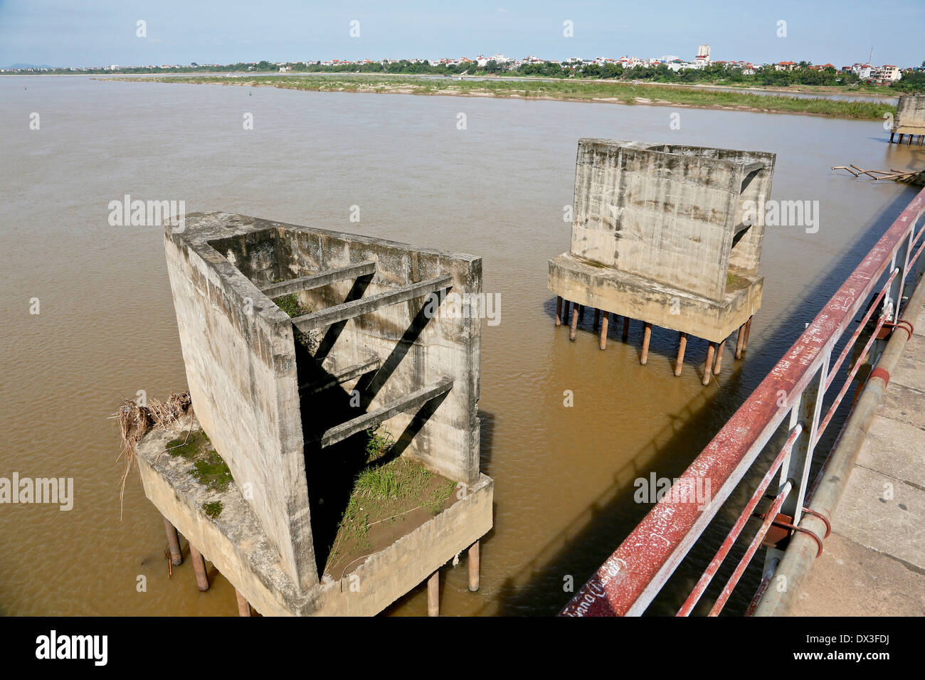 Beton-Strukturen schützen stützen auf der Long Bien-Brücke von Hochwasser. Hanoi, Vietnam, Südostasien Stockfoto