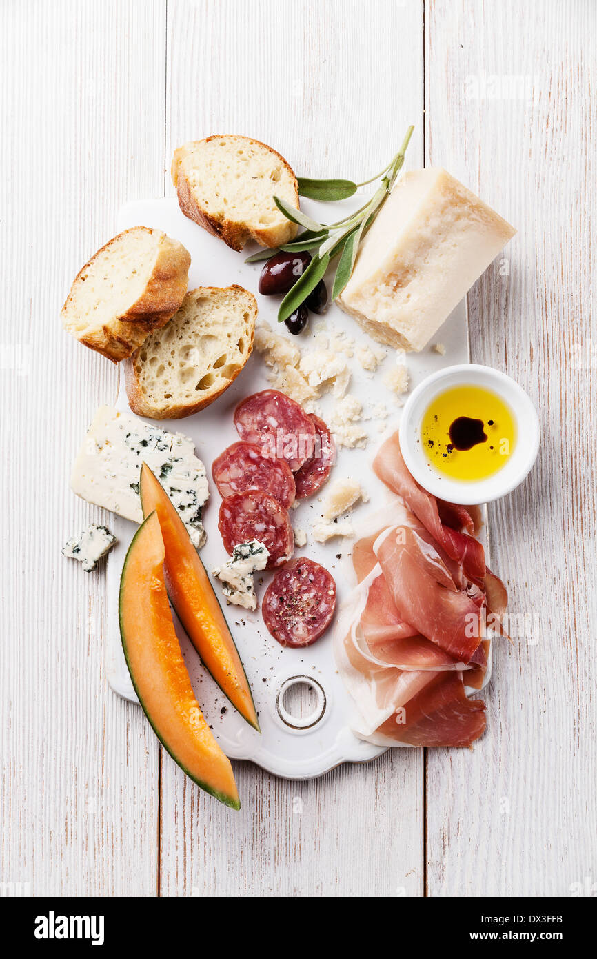 Antipasti Schinken, Käse, Melone, Olivenöl mit Balsamico Stockfoto