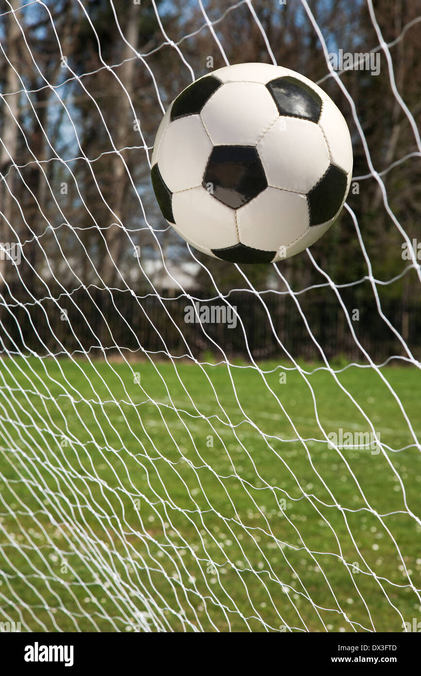 schwarz / weiß Leder Fußball auf der Rückseite das Ziel netto Stockfoto